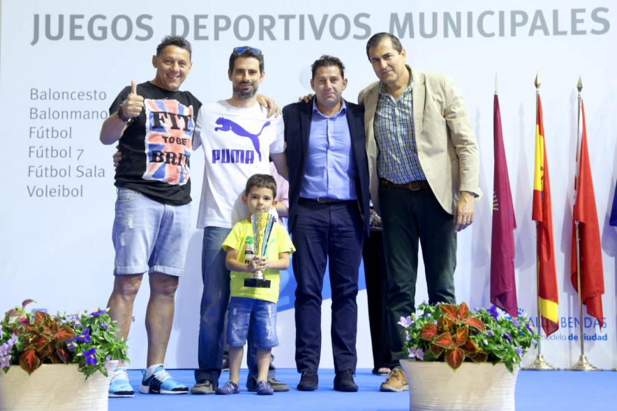 Entrega de Trofeos de Competiciones Locales 2016-17 - Imagen de unos premiados en el pódium.