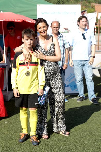 Entrega de Premios Memorial Oscar Molina - La concejal con un jugador.