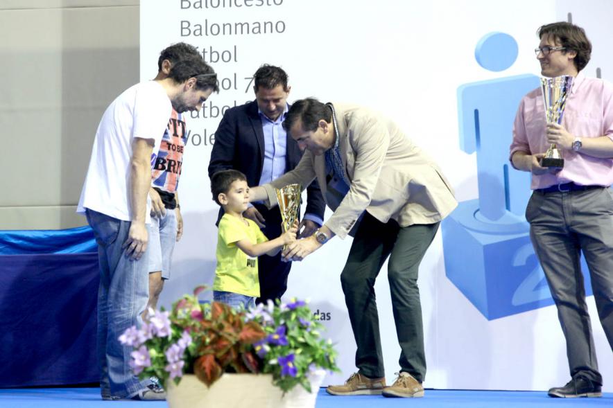 Entrega de Trofeos de Competiciones Locales 2016-17 - Imagen de unos premiados en el pódium.