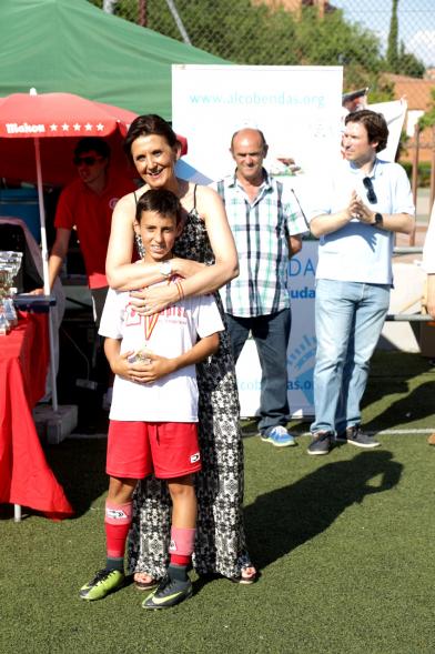 Entrega de Premios Memorial Oscar Molina - La concejal con un jugador infantil.