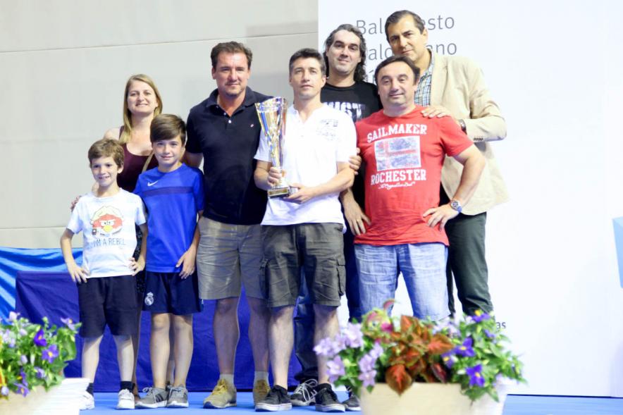 Entrega de Trofeos de Competiciones Locales 2016-17 - Imagen de unos premiados en el pódium.