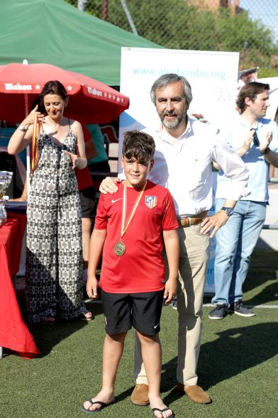 Entrega de Premios Memorial Oscar Molina -  Un concejal con un jugador infantil.
