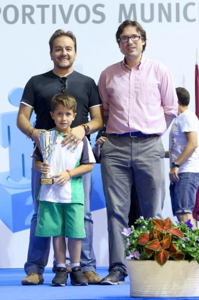 Entrega de Trofeos de Competiciones Locales 2016-17 - Imagen de un premiado en el pódium.