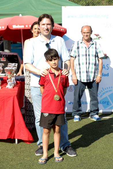Entrega de Premios Memorial Oscar Molina -  El concejal con un jugador premiado.