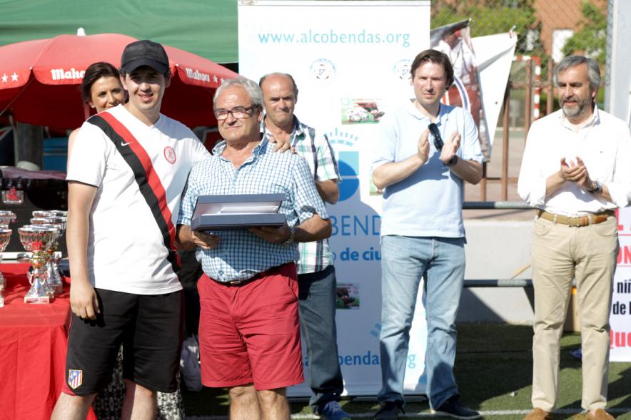 Entrega de Premios Memorial Oscar Molina - Las autoridades con un premiado.
