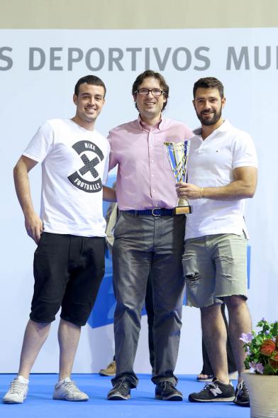 Entrega de Trofeos de Competiciones Locales 2016-17 - Imagen de adultos recibiendo un trofeo como premio.