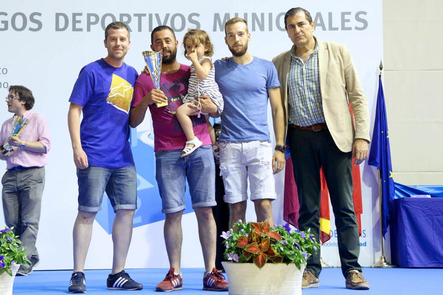 Entrega de Trofeos de Competiciones Locales 2016-17 - Imagen de adultos recibiendo un trofeo como premio.