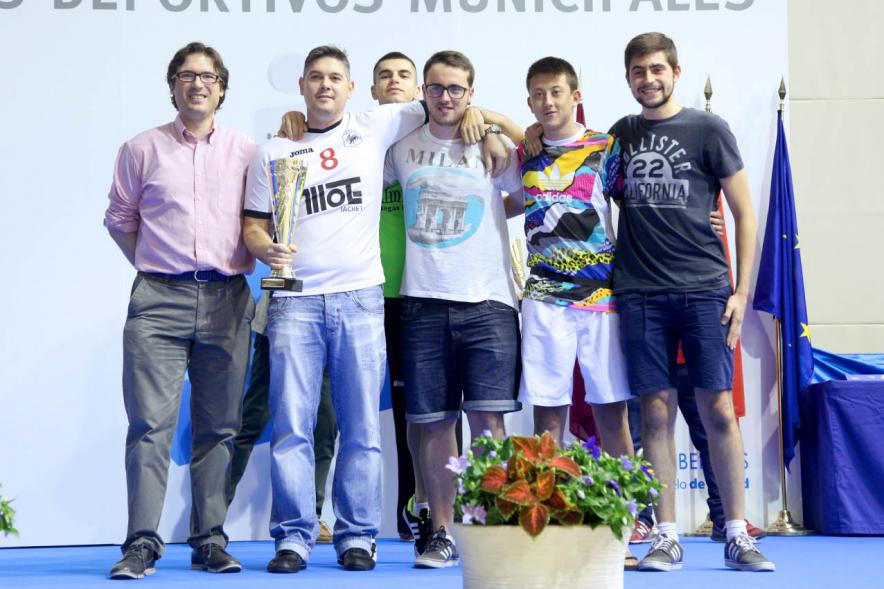 Entrega de Trofeos de Competiciones Locales 2016-17 - Imagen de unos jóvenes recibiendo un trofeo como premio.