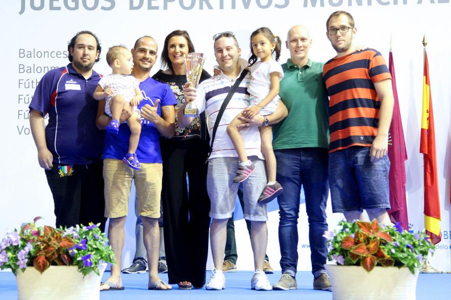 Entrega de Trofeos de Competiciones Locales 2016-17 - Imagen de un premiado en el pódium.