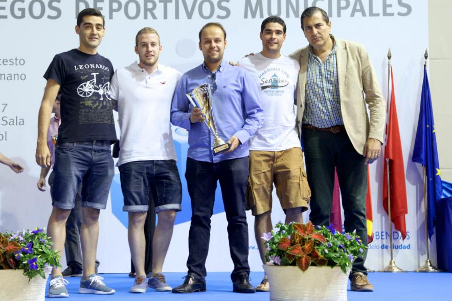 Entrega de Trofeos de Competiciones Locales 2016-17 - Imagen de adultos recibiendo un trofeo como premio.