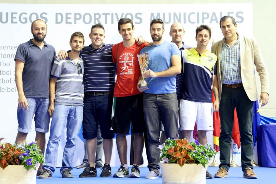Entrega de Trofeos de Competiciones Locales 2016-17 - Imagen de unos jóvenes recibiendo un trofeo como premio.