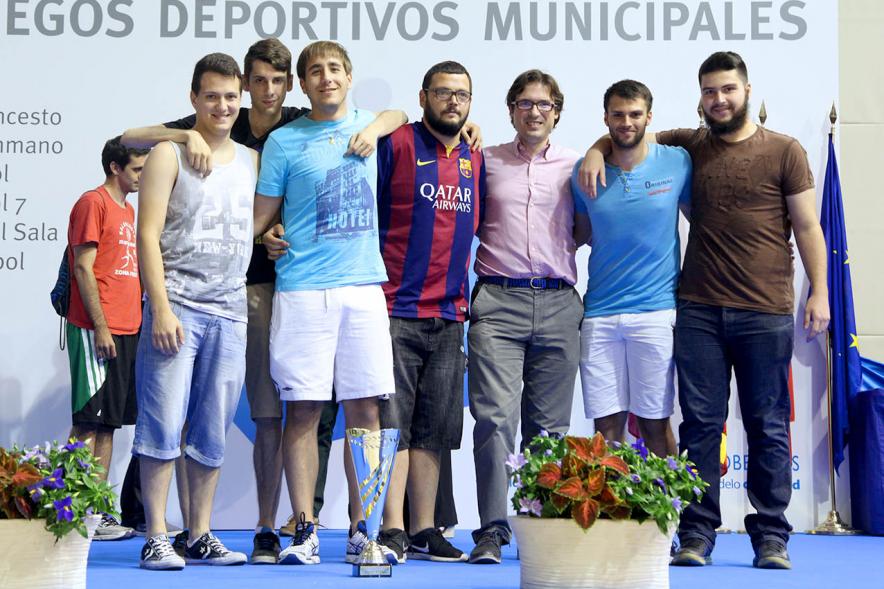 Entrega de Trofeos de Competiciones Locales 2016-17 - Imagen de unos jóvenes recibiendo un trofeo como premio.