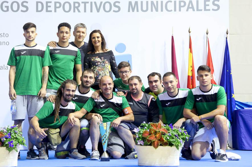 Entrega de Trofeos de Competiciones Locales 2016-17 - Imagen de un equipo recibiendo un trofeo como premio.
