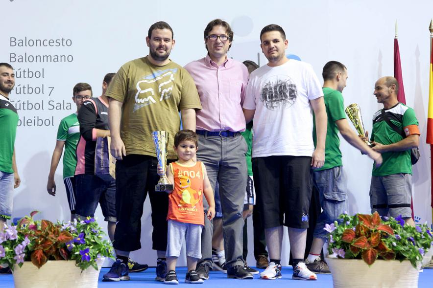 Entrega de Trofeos de Competiciones Locales 2016-17 - Imagen de adultos recibiendo un trofeo como premio.