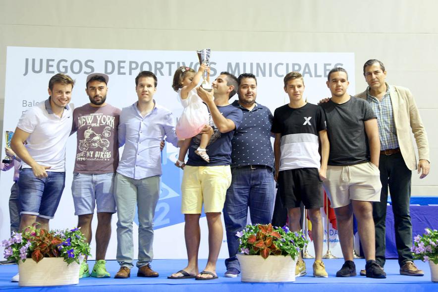 Entrega de Trofeos de Competiciones Locales 2016-17 - Imagen de unos jóvenes recibiendo un trofeo como premio.