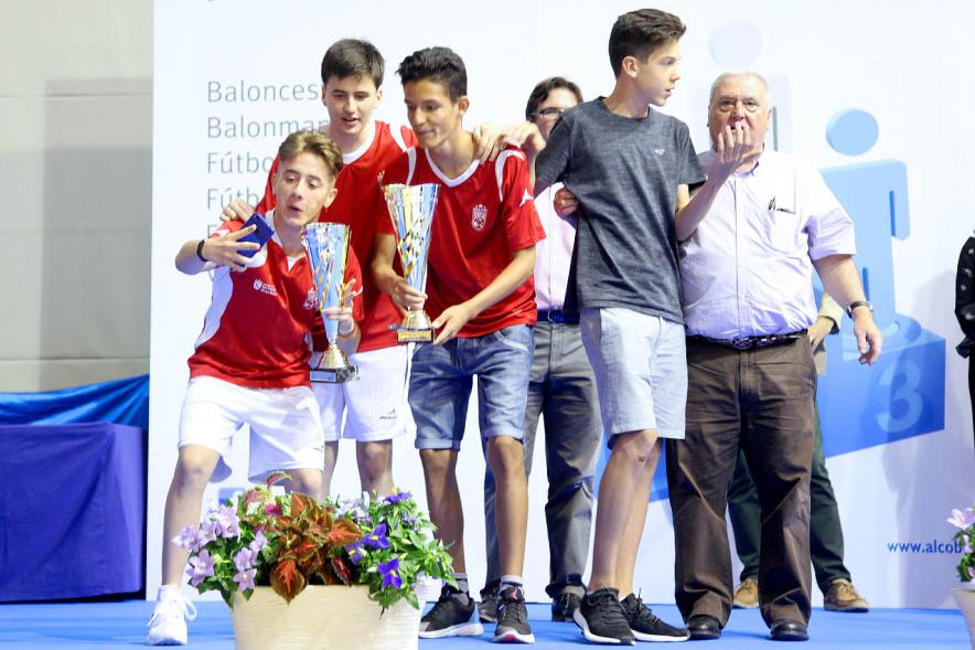 Entrega de Trofeos de Competiciones Locales 2016-17 - Imagen de un equipo recibiendo un trofeo como premio.