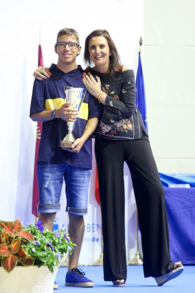 Entrega de Trofeos de Competiciones Locales 2016-17 - Imagen de un joven recibiendo un trofeo como premio.