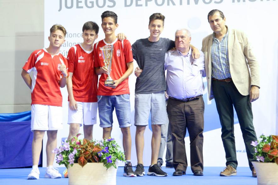 Entrega de Trofeos de Competiciones Locales 2016-17 - Imagen de un equipo recibiendo un trofeo como premio.