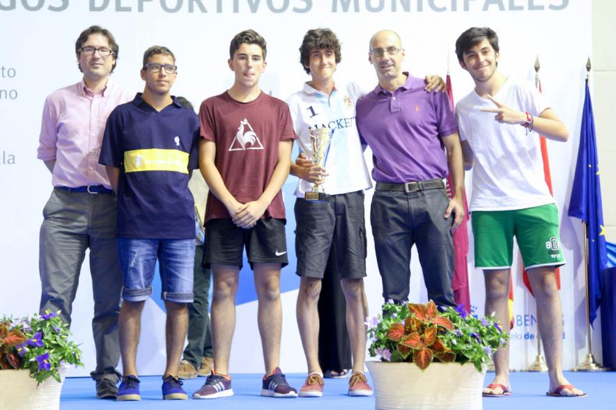 Entrega de Trofeos de Competiciones Locales 2016-17 - Imagen de unos jóvenes recibiendo un trofeo como premio.