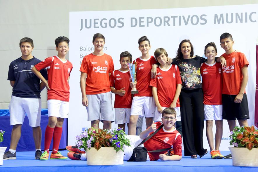 Entrega de Trofeos de Competiciones Locales 2016-17 - Imagen de un equipo recibiendo un trofeo como premio.