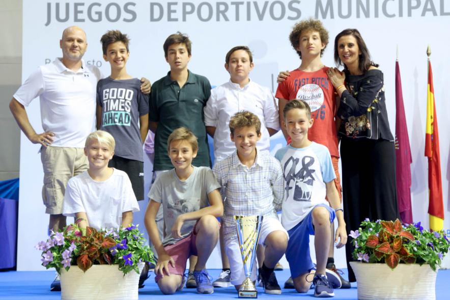 Entrega de Trofeos de Competiciones Locales 2016-17 - Imagen de un equipo recibiendo un trofeo como premio.