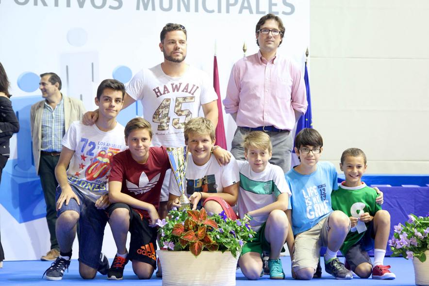 Entrega de Trofeos de Competiciones Locales 2016-17 - Imagen de un equipo recibiendo un trofeo como premio.