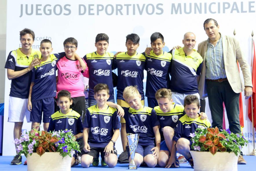 Entrega de Trofeos de Competiciones Locales 2016-17 - Imagen de un equipo recibiendo un trofeo como premio.