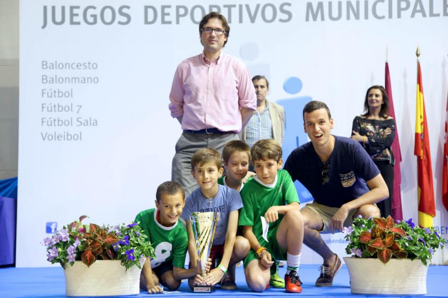 Entrega de Trofeos de Competiciones Locales 2016-17 - Imagen de un equipo recibiendo un trofeo como premio.