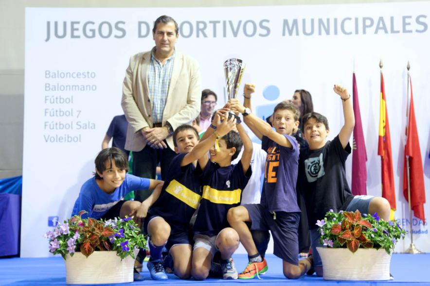 Entrega de Trofeos de Competiciones Locales 2016-17 - Imagen de un equipo recibiendo un trofeo como premio.