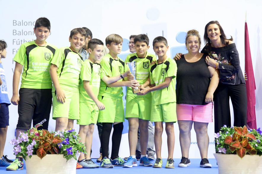 Entrega de Trofeos de Competiciones Locales 2016-17 - Imagen de un equipo recibiendo un trofeo como premio.