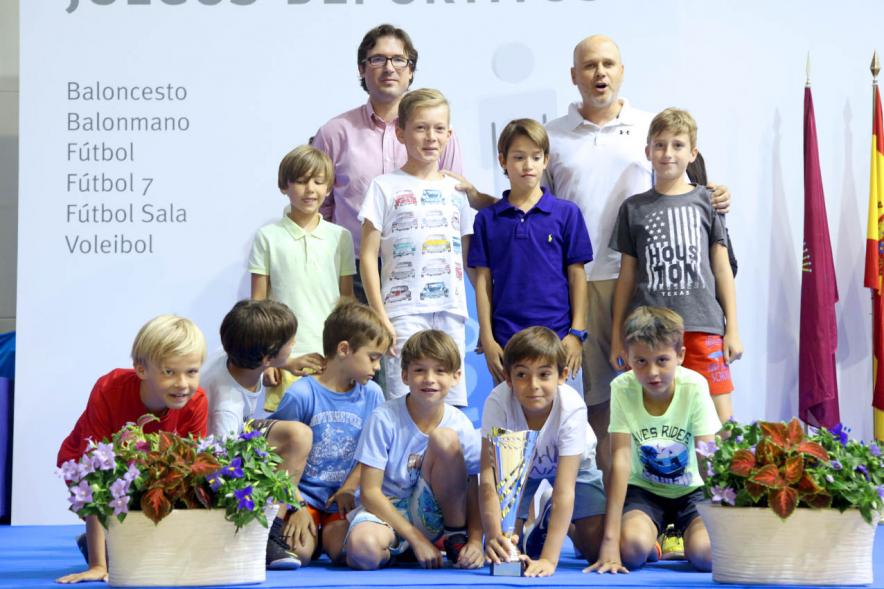 Entrega de Trofeos de Competiciones Locales 2016-17 - Imagen de un equipo recibiendo un trofeo como premio.