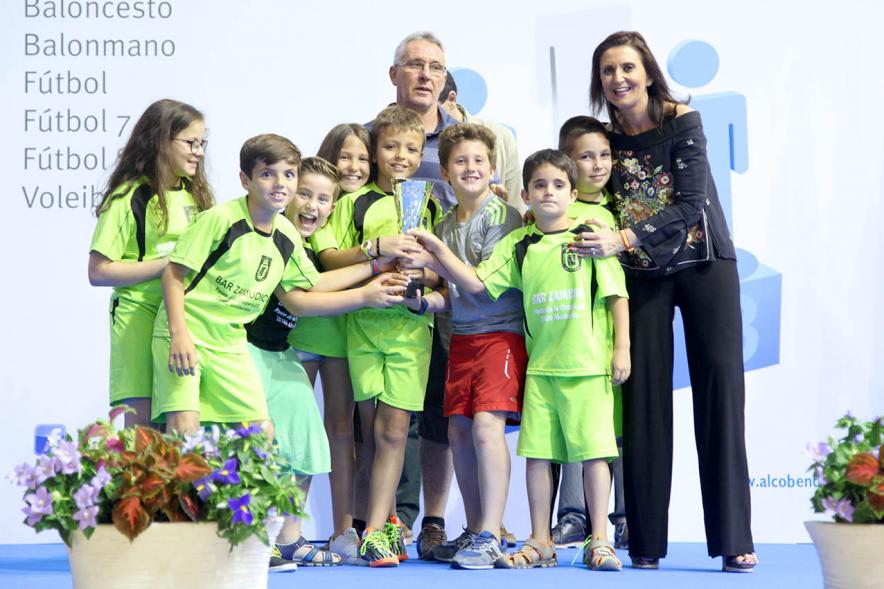 Entrega de Trofeos de Competiciones Locales 2016-17 - Imagen de un equipo recibiendo un trofeo como premio.