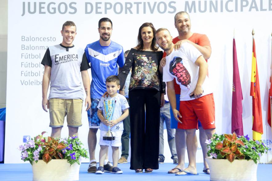 Entrega de Trofeos de Competiciones Locales 2016-17 - Imagen de unos premiados en el pódium.
