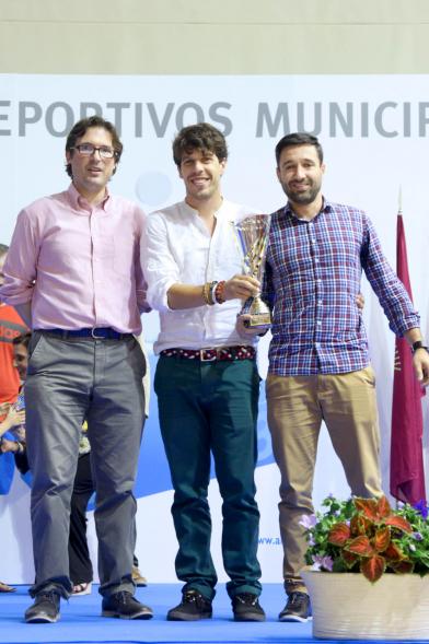 Entrega de Trofeos de Competiciones Locales 2016-17 - Imagen de un joven recibiendo un trofeo como premio.