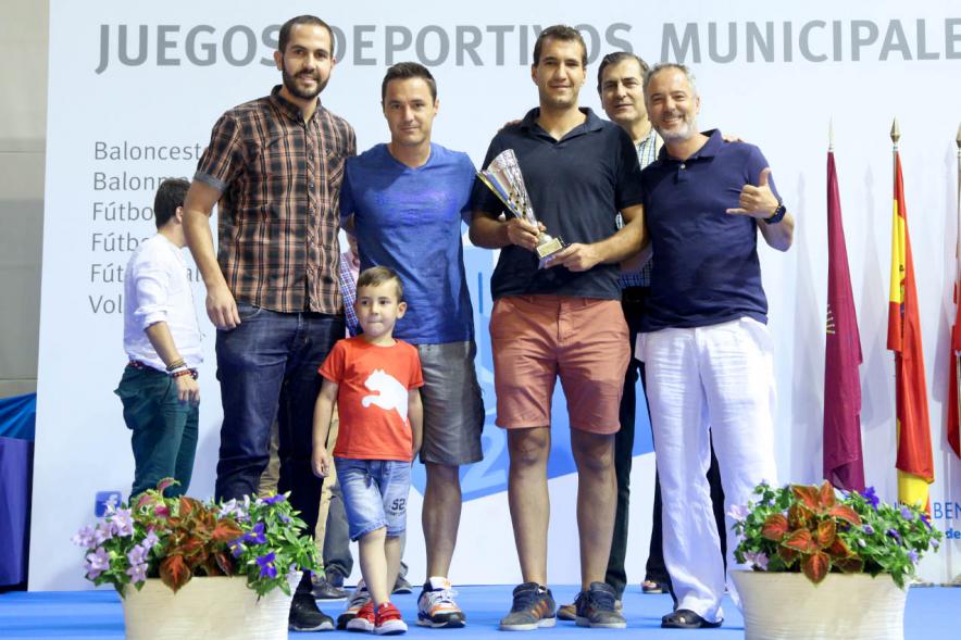 Entrega de Trofeos de Competiciones Locales 2016-17 - Imagen de unos premiados en el pódium.