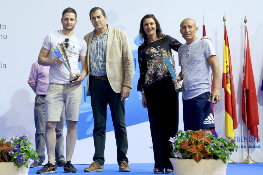 Entrega de Trofeos de Competiciones Locales 2016-17 - Imagen de un joven recibiendo un trofeo como premio.