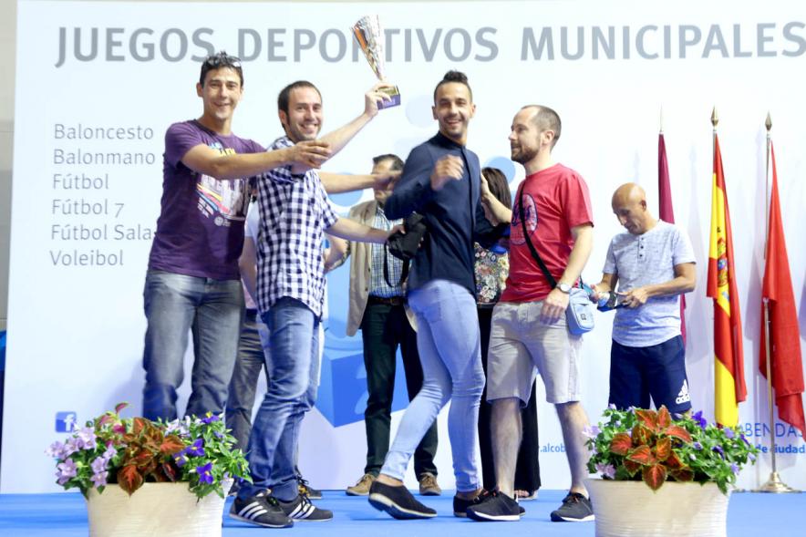 Entrega de Trofeos de Competiciones Locales 2016-17 -Imagen de unos jóvenes recibiendo un trofeo como premio.
