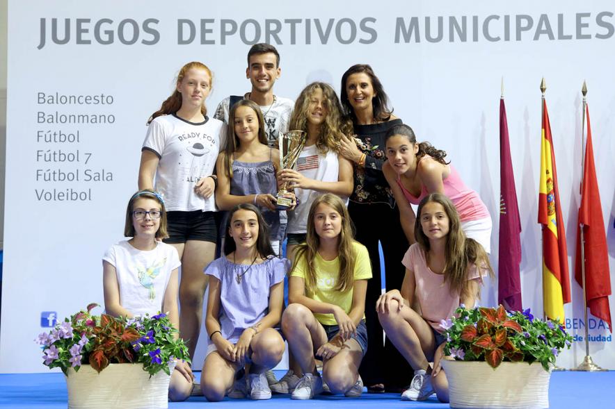 Entrega de Trofeos de Competiciones Locales 2016-17 - Imagen de un equipo femenino recibiendo un trofeo como premio.