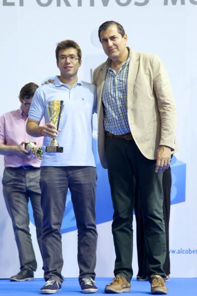 Entrega de Trofeos de Competiciones Locales 2016-17 - Imagen de un joven recibiendo un trofeo como premio.