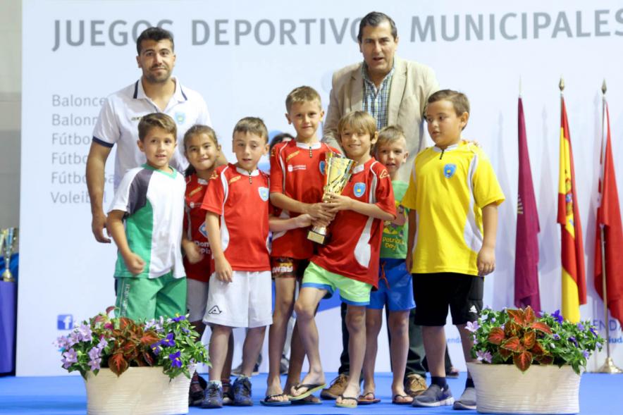 Entrega de Trofeos de Competiciones Locales 2016-17 - Imagen de un equipo recibiendo un trofeo como premio.