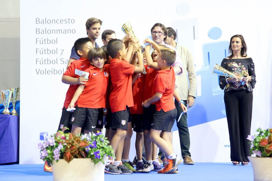 Entrega de Trofeos de Competiciones Locales 2016-17 - Imagen de un equipo recibiendo un trofeo como premio.