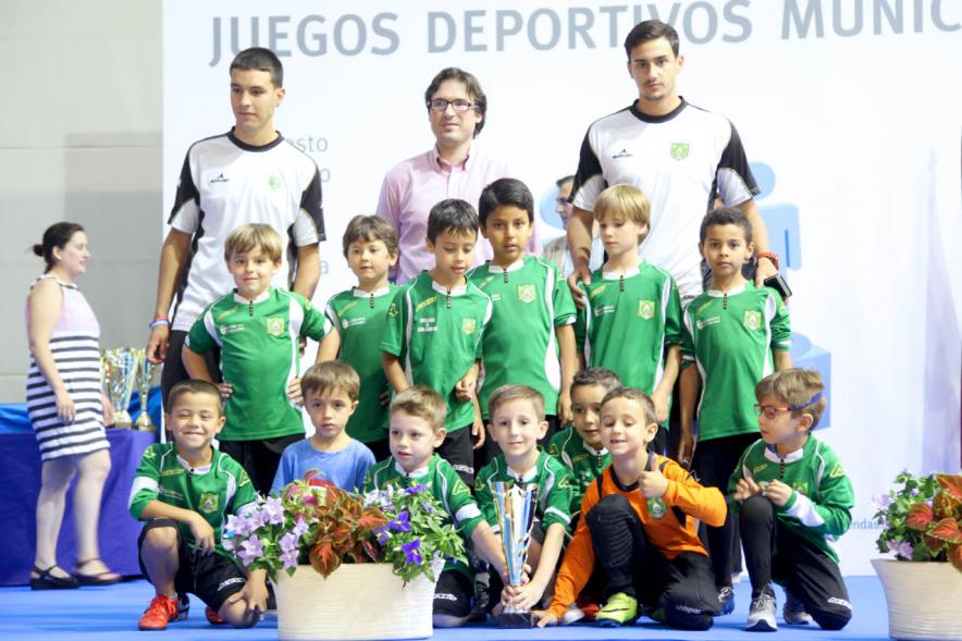 Entrega de Trofeos de Competiciones Locales 2016-17 - Imagen de un equipo recibiendo un trofeo como premio.