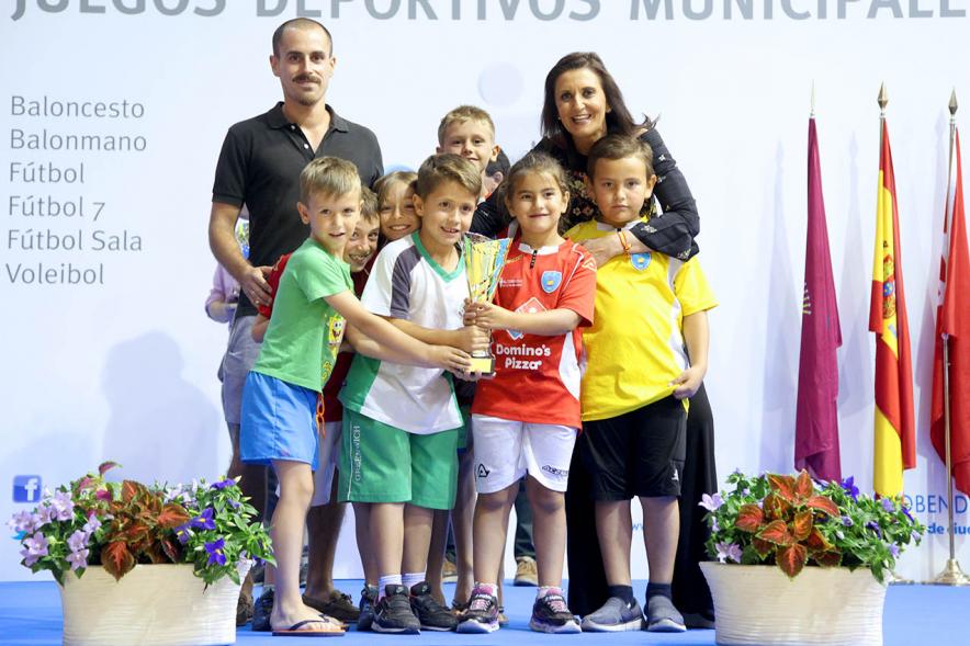 Entrega de Trofeos de Competiciones Locales 2016-17 - Imagen de un equipo recibiendo un trofeo como premio.