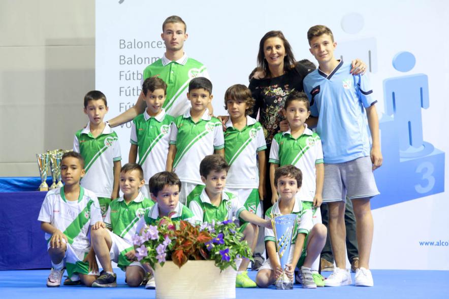 Entrega de Trofeos de Competiciones Locales 2016-17 - Imagen de un equipo recibiendo un trofeo como premio.