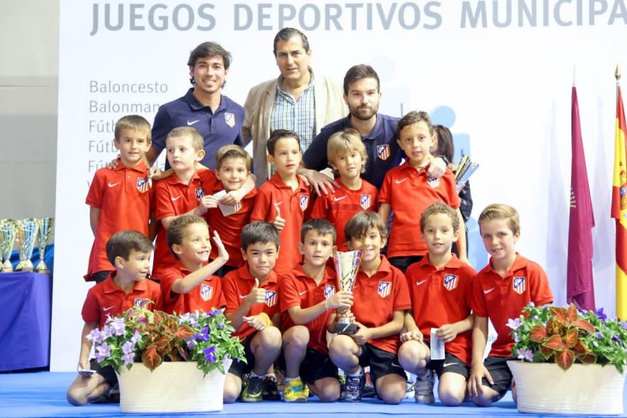 Entrega de Trofeos de Competiciones Locales 2016-17 - Imagen de un equipo recibiendo un trofeo como premio.