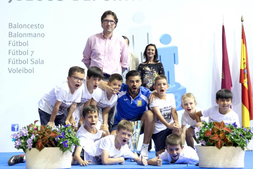 Entrega de Trofeos de Competiciones Locales 2016-17 - Imagen de un equipo recibiendo un trofeo como premio.