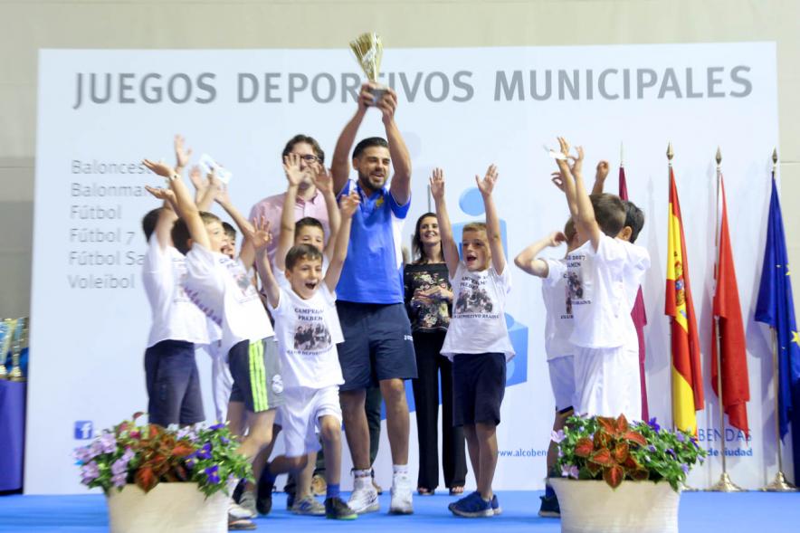 Entrega de Trofeos de Competiciones Locales 2016-17 - Imagen de un equipo recibiendo un trofeo como premio.