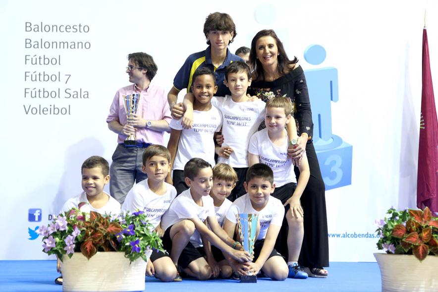 Entrega de Trofeos de Competiciones Locales 2016-17 - Imagen de un equipo recibiendo un trofeo como premio.