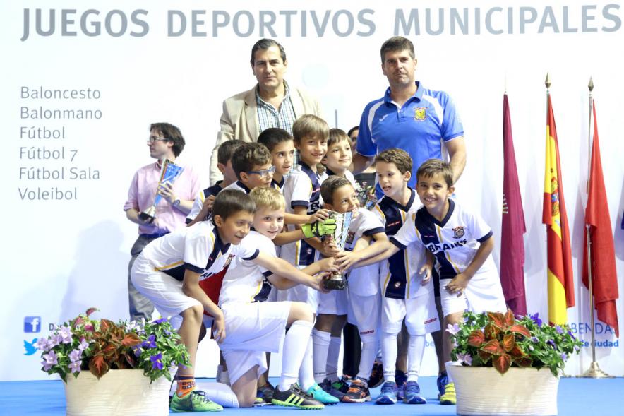 Entrega de Trofeos de Competiciones Locales 2016-17 - Imagen de un equipo recibiendo un trofeo como premio.