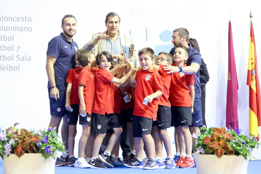 Entrega de Trofeos de Competiciones Locales 2016-17 - Imagen de un equipo recibiendo un trofeo como premio.